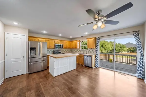 805 SW Bobcat ST, Oak Grove, MO 64075