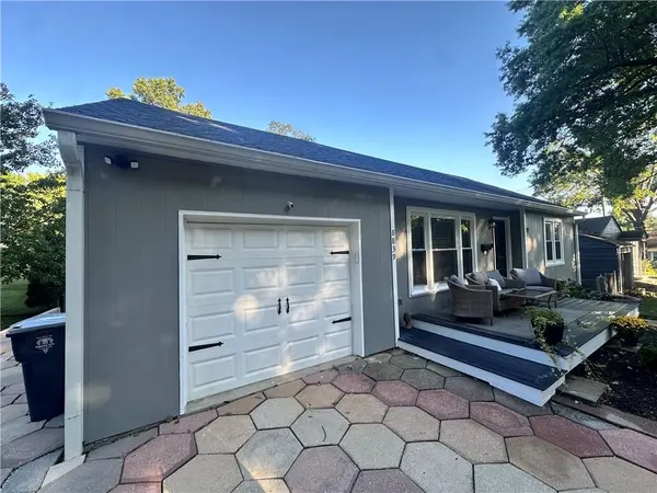 8839 Virginia LN, Kansas City, MO 64114