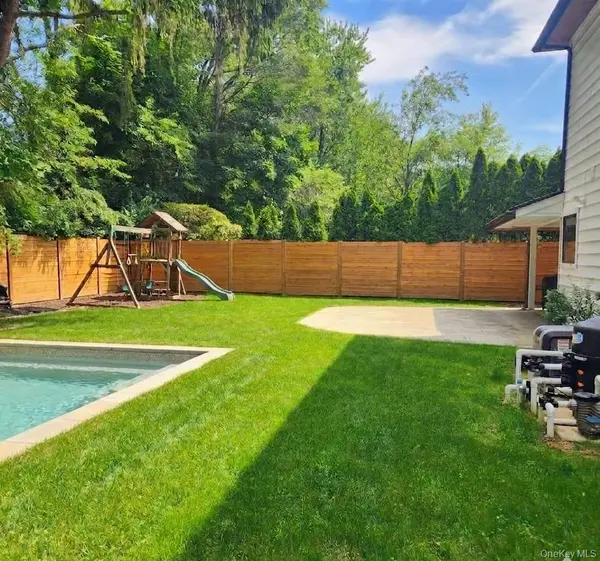 25 Lewis LN, Port Washington, NY 11050