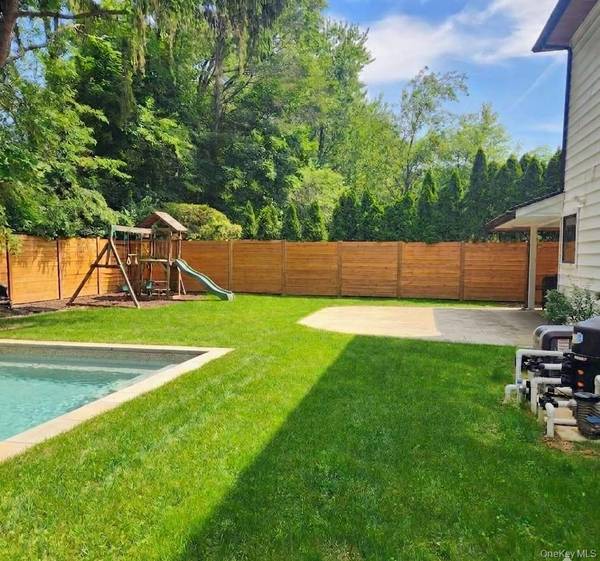 25 Lewis LN, Port Washington, NY 11050