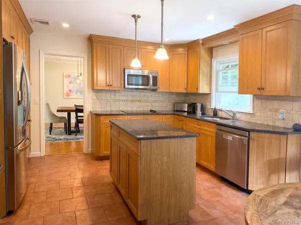 10 Forest LN, Scarsdale, NY 10583
