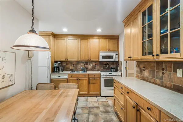 4 Spring Hollow, Roslyn, NY 11576