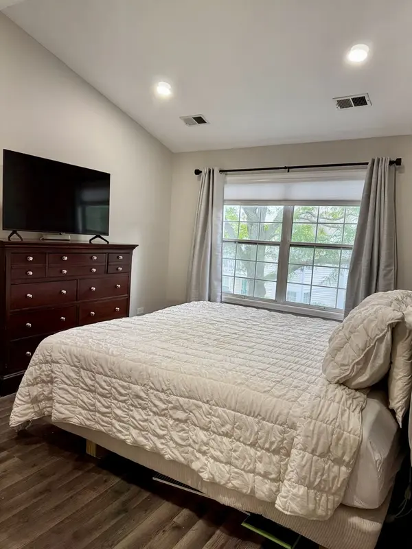 200 Chesterfield CT #D, Schaumburg, IL 60193