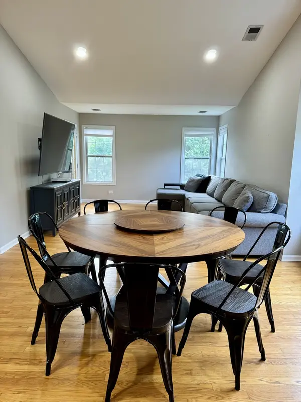 200 Chesterfield CT #D, Schaumburg, IL 60193