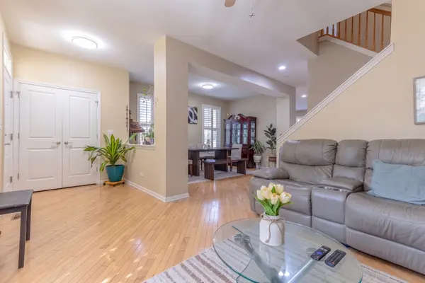 2498 Waterbury LN, Buffalo Grove, IL 60089