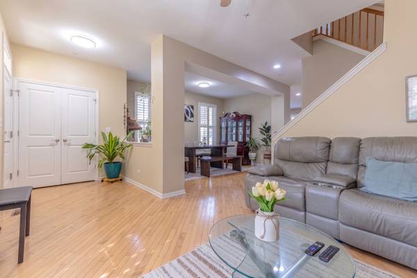 2498 Waterbury LN, Buffalo Grove, IL 60089