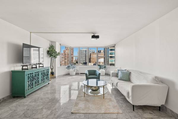 525 W Hawthorne PL #1102, Chicago, IL 60657