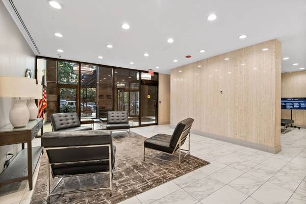 525 W Hawthorne PL #1102, Chicago, IL 60657
