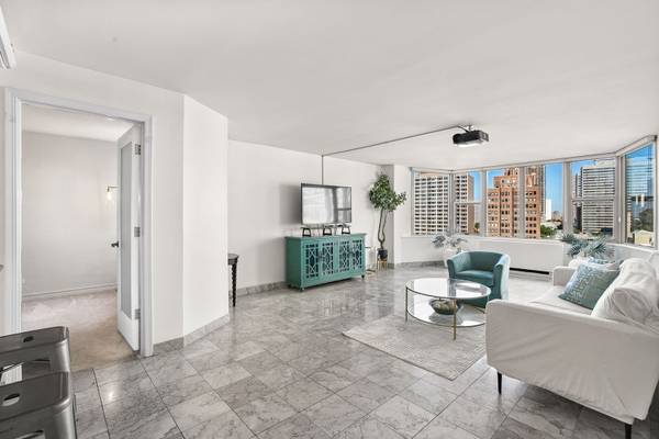 525 W Hawthorne PL #1102, Chicago, IL 60657