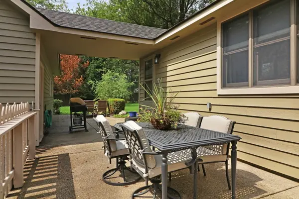 1036 Charles AVE, Gurnee, IL 60031