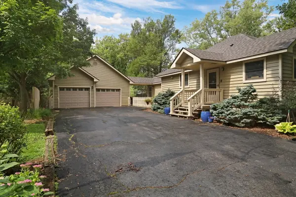 1036 Charles AVE, Gurnee, IL 60031