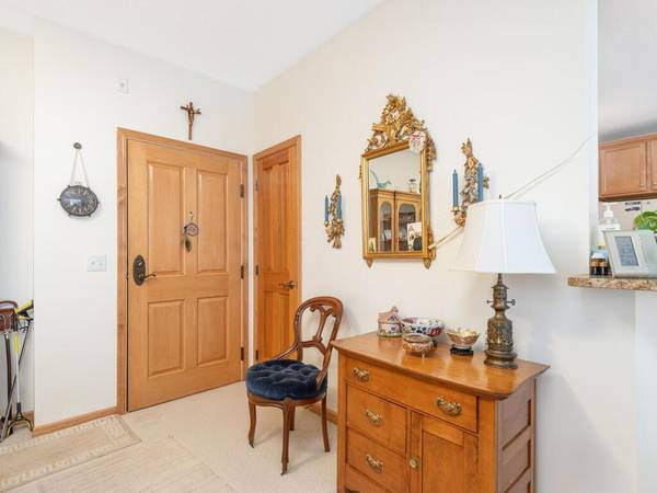 5225 Grandview SQ #210, Edina, MN 55436