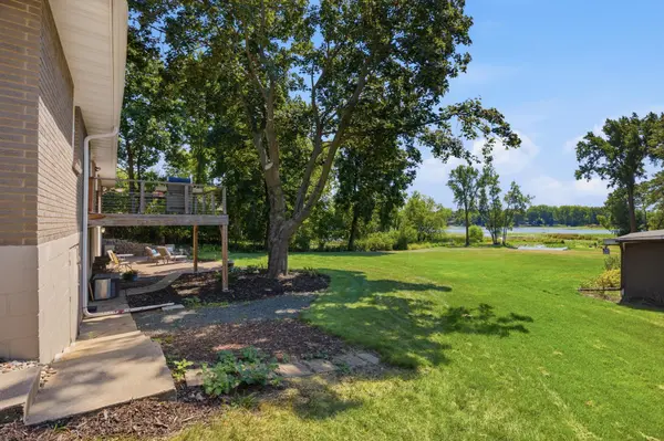 2884 W Owasso BLVD, Roseville, MN 55113