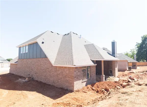 3209 Broadmoore DR, Moore, OK 73160