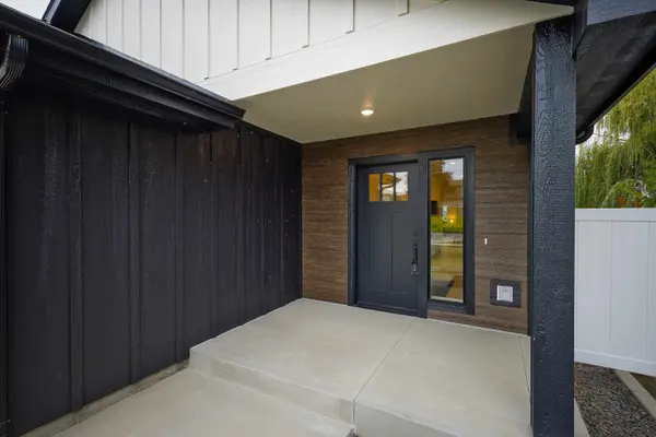 19323 E 4th Ave, Greenacres, WA 99016