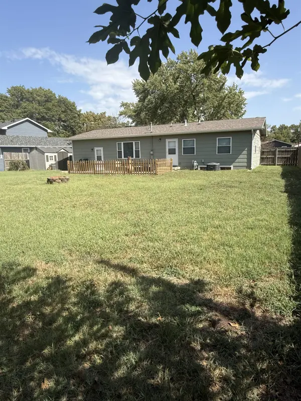 971 N Country Acres, Wichita, KS 67212