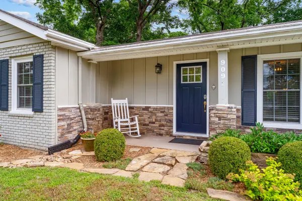 909 Cliff DR, Branson, MO 65616
