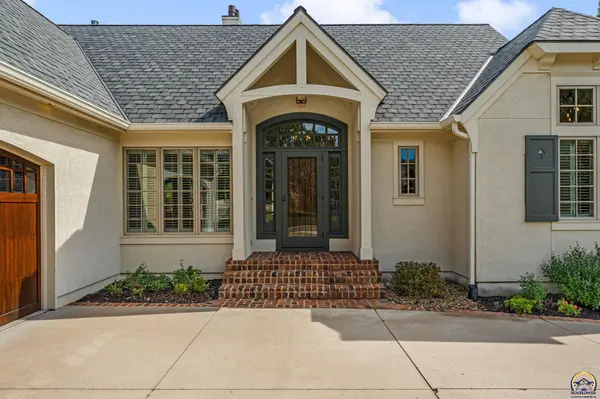 1020 SW Dartmoor LN, Topeka, KS 66604