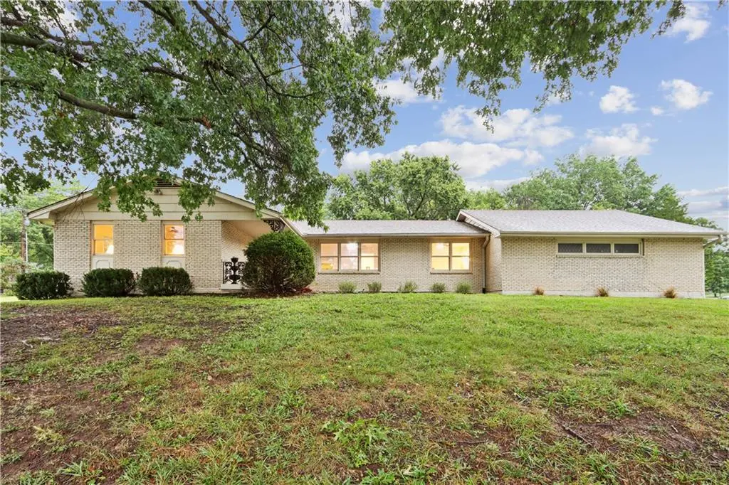 2 Maple CIR, Smithville, MO 64089