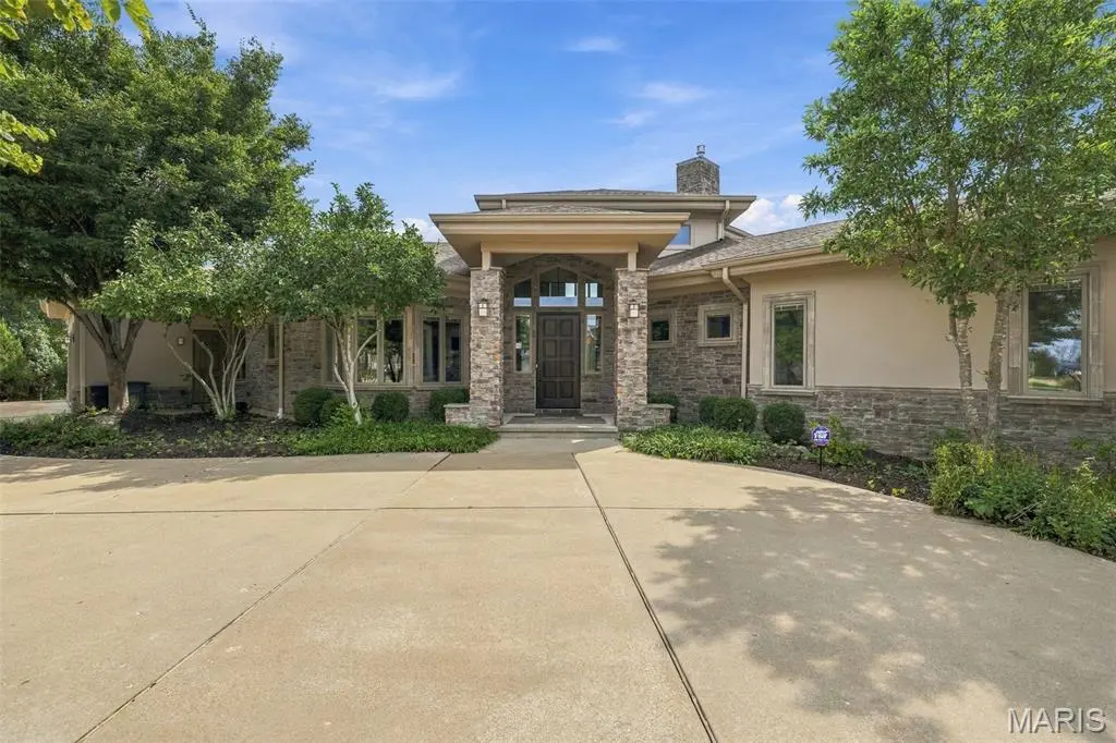 12864 Willow Pond CT, Des Peres, MO 63131