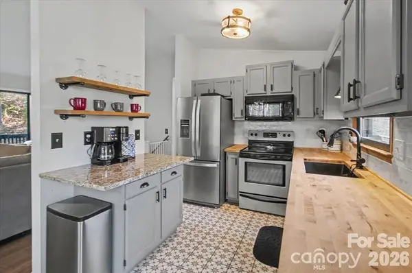 30 Whippoorwill DR, Weaverville, NC 28787