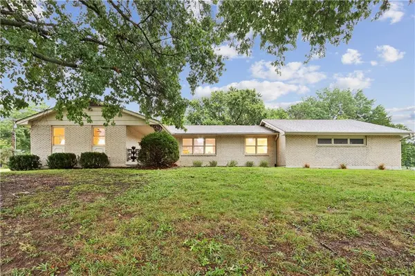 2 Maple CIR, Smithville, MO 64089