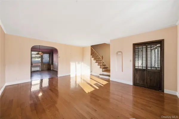 61-17 81st ST, Middle Village, NY 11379