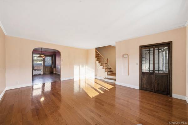 61-17 81st ST, Middle Village, NY 11379