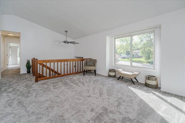 1712 Rio Loma DR, Burnsville, MN 55337