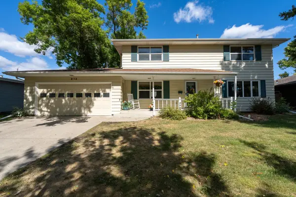 913 Park DR S, Fargo, ND 58103