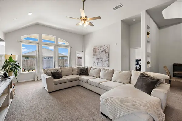 521 Hendelson LN, Hutto, TX 78634