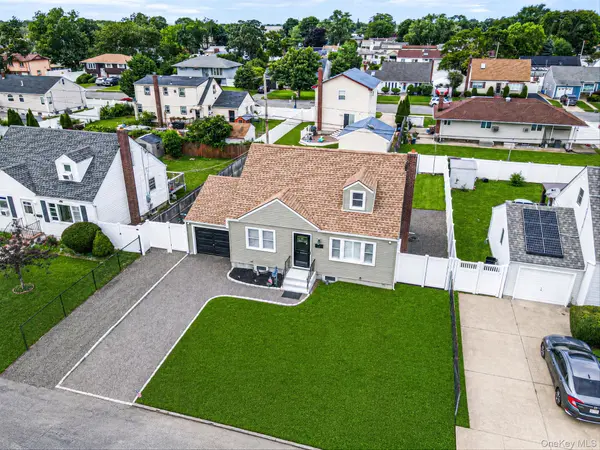 13 Maple DR, Lindenhurst, NY 11757