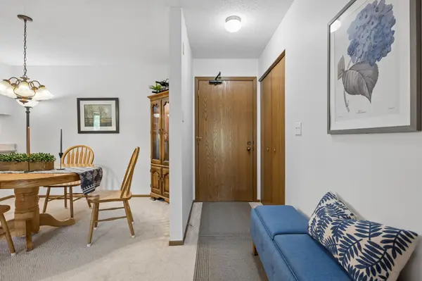 35 Nathan LN N #303, Plymouth, MN 55441