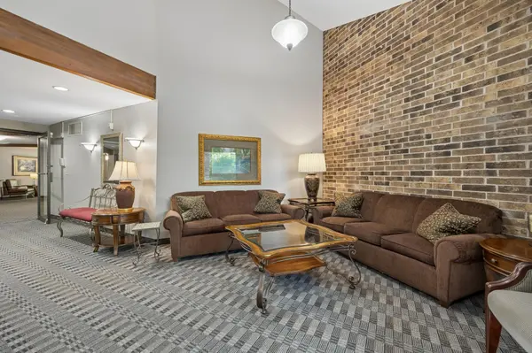 35 Nathan LN N #303, Plymouth, MN 55441