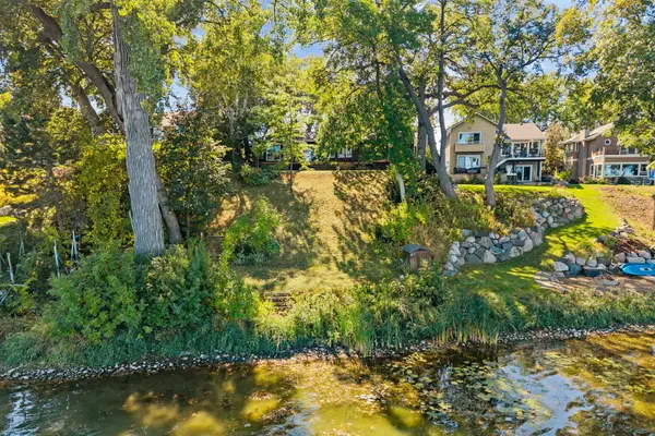 168 Peninsula RD, Medicine Lake, MN 55441