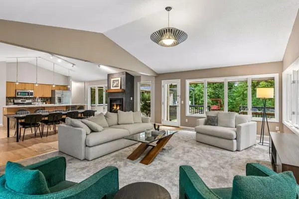 15 High Circle WAY, North Oaks, MN 55127
