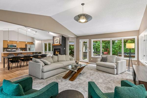 15 High Circle WAY, North Oaks, MN 55127