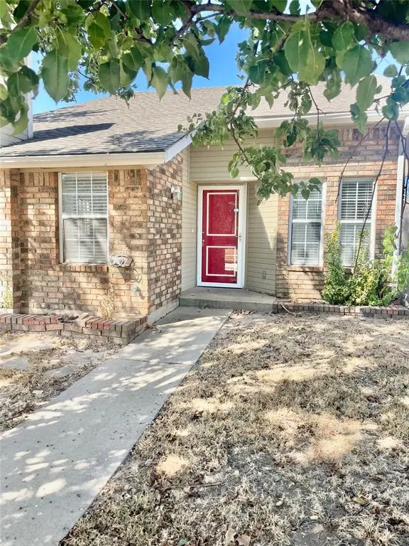 2137 Goodrich DR, Moore, OK 73170