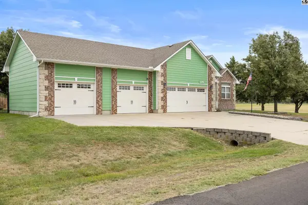 1120 Split Oak Dr, Newton, KS 67114