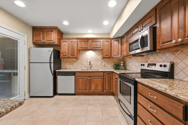 176 World Of Tennis SQ, Lakeway, TX 78734