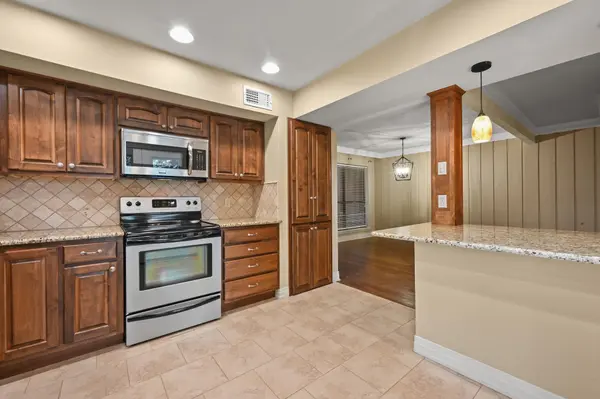 176 World Of Tennis SQ, Lakeway, TX 78734