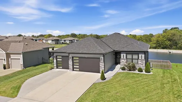 11730 N Laurel AVE, Kansas City, MO 64157