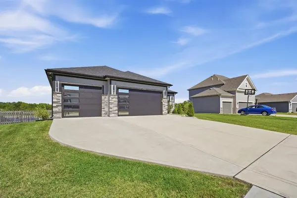 11730 N Laurel AVE, Kansas City, MO 64157