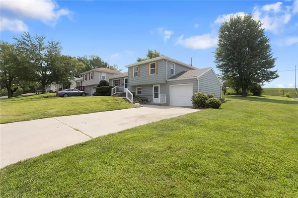 7801 NE San Rafael DR, Kansas City, MO 64119