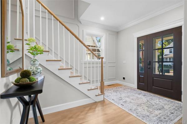 10 Hazel PL, Floral Park, NY 11001