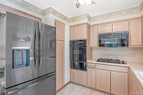 16 Wendy LN, East Northport, NY 11731