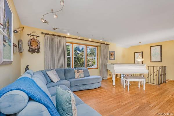 16 Wendy LN, East Northport, NY 11731
