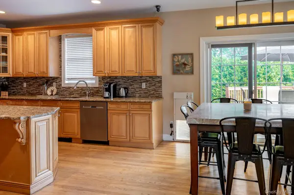 2 Heritage PL, Tappan, NY 10983
