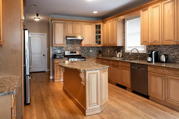 2 Heritage PL, Tappan, NY 10983