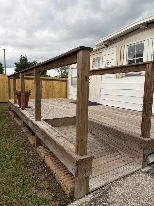 6237 NEW YORK ST, Zephyrhills, FL 33542